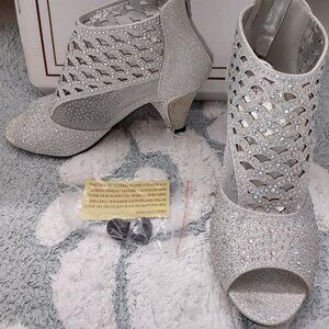 Silver evening mesh booties. EUC. Sz 6.5